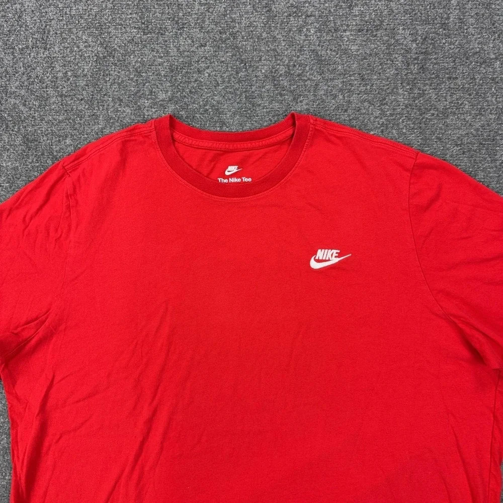 Nike Shirt Mens XL Red Crewneck Small Swoosh Logo The Nike Tee Tagless Casual
